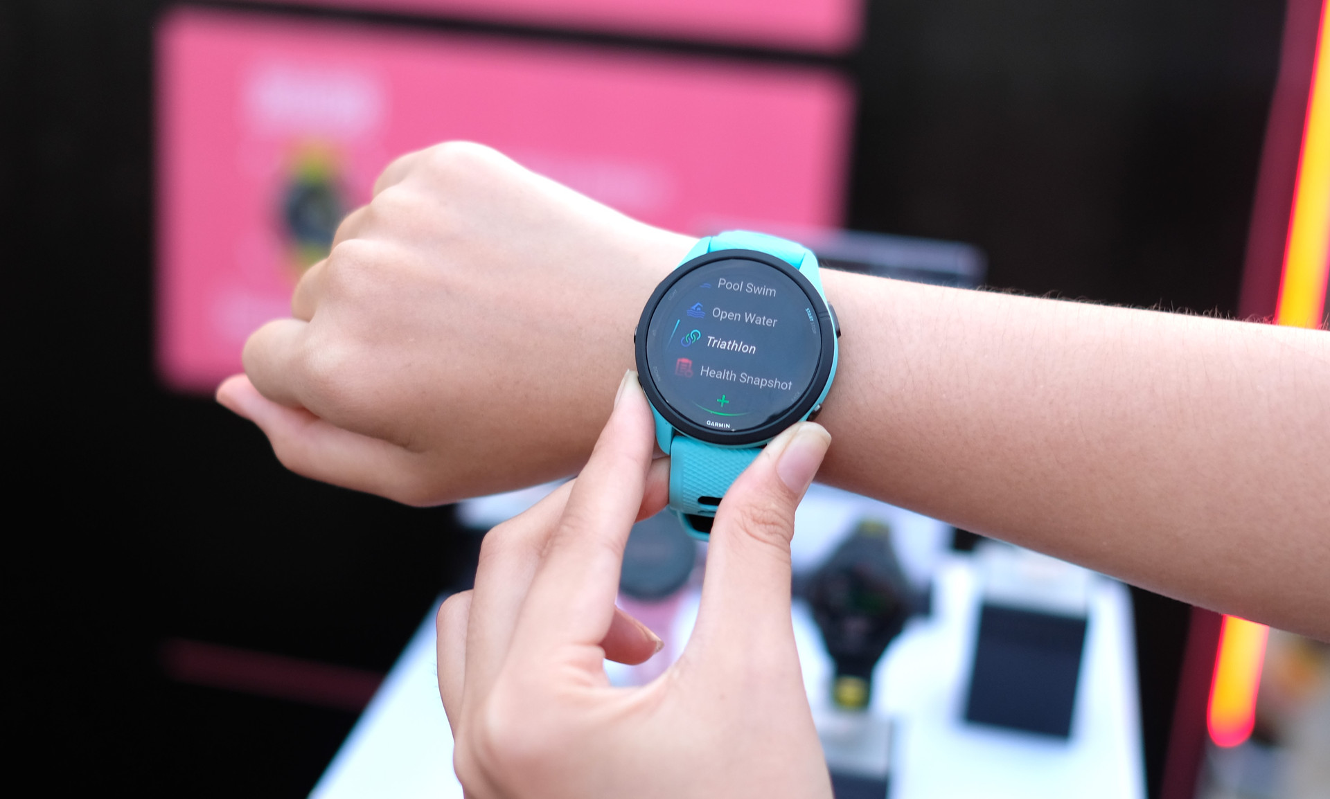 Garmin ra mắt đồng hồ chạy bộ GPS trang bị màn hình AMOLED đầu tiên thế giới, giá từ 11,7 triệu đồng - Ảnh 4.