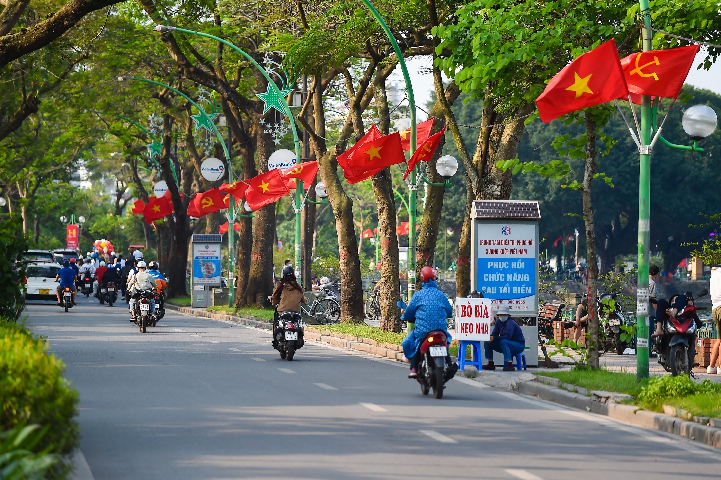 Đường phố Thủ đô rực rỡ cờ đỏ sao vàng chào mừng 48 năm ngày Giải ...