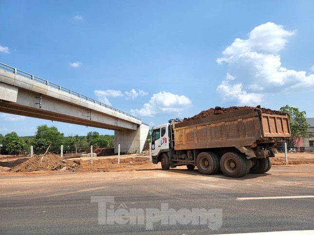 Cao tốc Phan Thiết-Dầu Giây vẫn ngổn ngang trước giờ thông xe ngày mai - Ảnh 13.