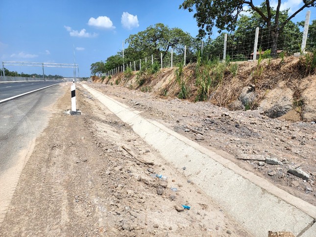 Cao tốc Phan Thiết-Dầu Giây vẫn ngổn ngang trước giờ thông xe ngày mai - Ảnh 5.