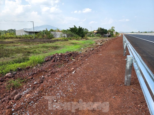 Cao tốc Phan Thiết-Dầu Giây vẫn ngổn ngang trước giờ thông xe ngày mai - Ảnh 15.