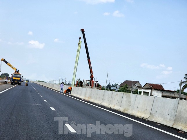 Cao tốc Phan Thiết-Dầu Giây vẫn ngổn ngang trước giờ thông xe ngày mai - Ảnh 27.