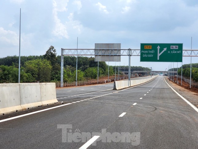 Cao tốc Phan Thiết-Dầu Giây vẫn ngổn ngang trước giờ thông xe ngày mai - Ảnh 28.