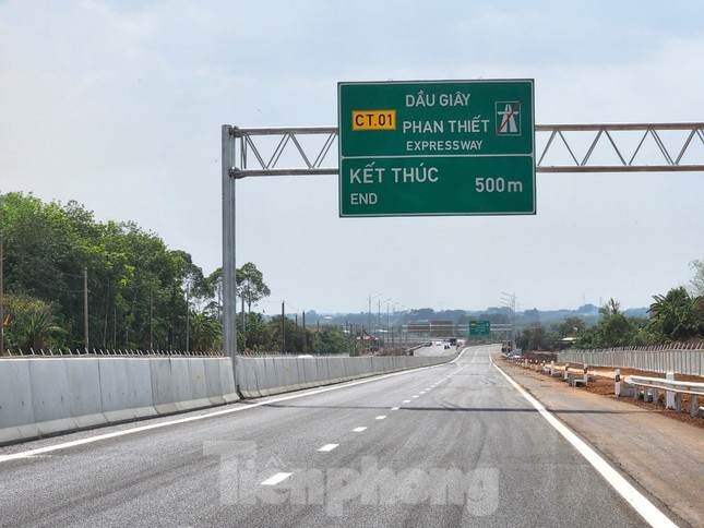 Cao tốc Phan Thiết-Dầu Giây vẫn ngổn ngang trước giờ thông xe ngày mai - Ảnh 31.