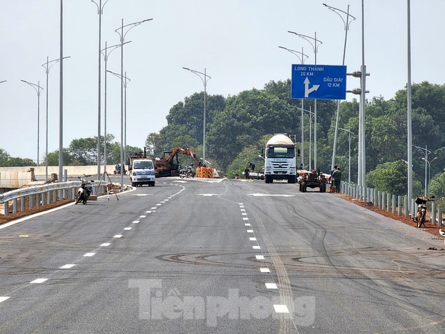 Cao tốc Phan Thiết-Dầu Giây vẫn ngổn ngang trước giờ thông xe ngày mai - Ảnh 29.