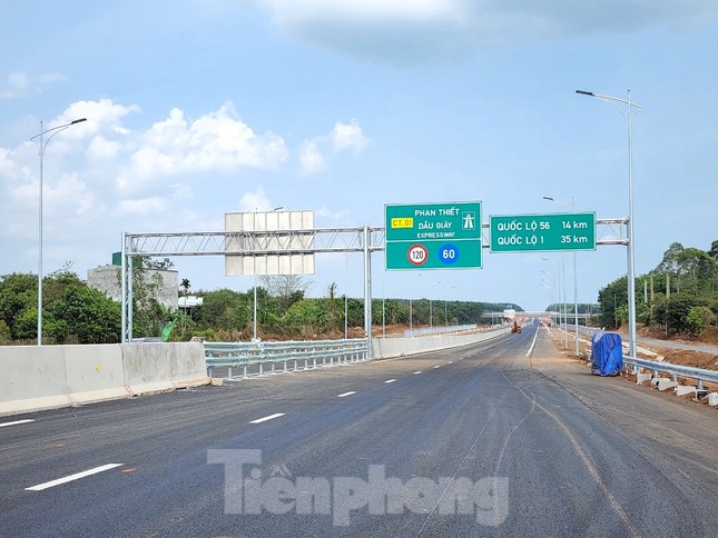 Cao tốc Phan Thiết-Dầu Giây vẫn ngổn ngang trước giờ thông xe ngày mai - Ảnh 32.