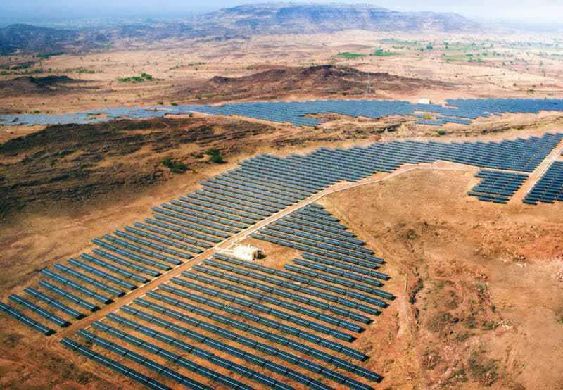 Công viên năng lượng mặt trời lớn nhất thế giới: Mức đầu tư lên tới 1,3 tỷ USD, trải rộng hơn 5.700 ha, biến sa mạc thành &quot;ốc đảo&quot; điện - Ảnh 1.