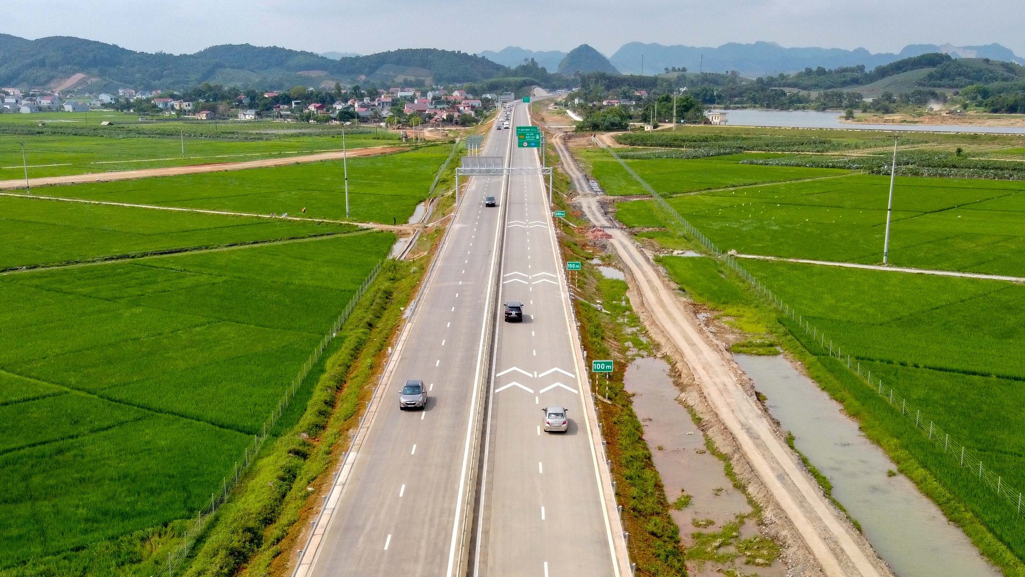 Cận cảnh cao tốc 12.000 tỉ đồng Mai Sơn - Quốc lộ 45 chính thức đưa vào khai thác - Ảnh 2.