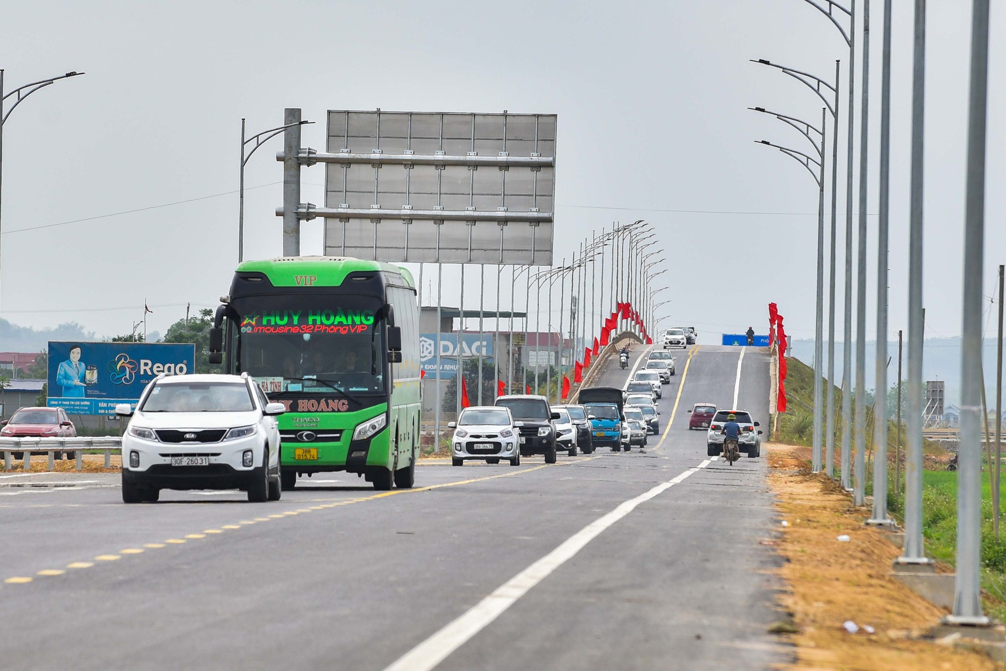 Cận cảnh cao tốc 12.000 tỉ đồng Mai Sơn - Quốc lộ 45 chính thức đưa vào khai thác - Ảnh 5.