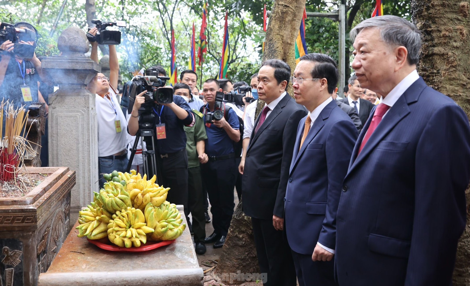 Chủ tịch nước Võ Văn Thưởng dâng hương giỗ Tổ Hùng Vương - Ảnh 9.