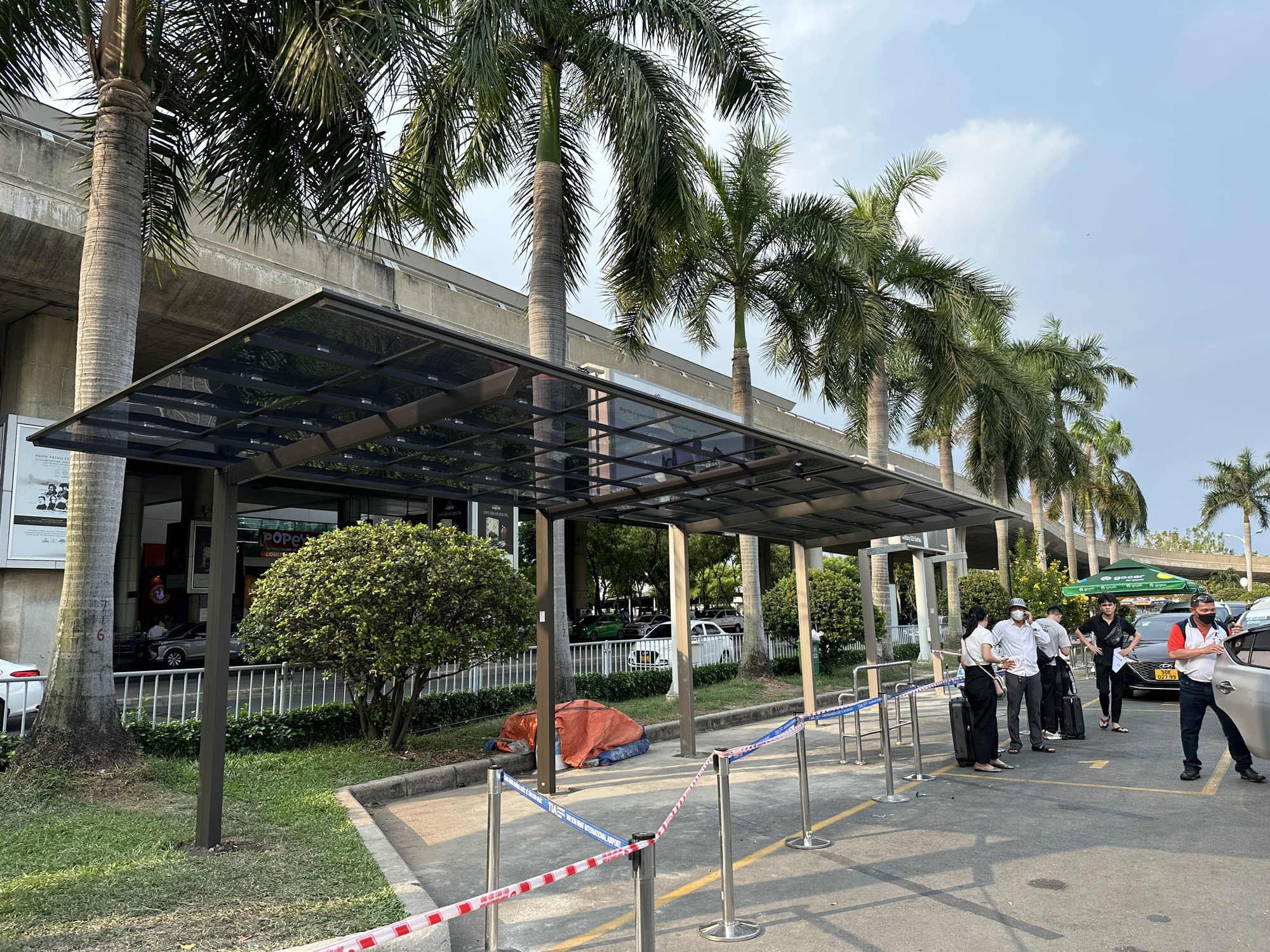 Khách ở sân bay Tân Sơn Nhất sắp không phải “phơi nắng” chờ xe công nghệ - Ảnh 2.
