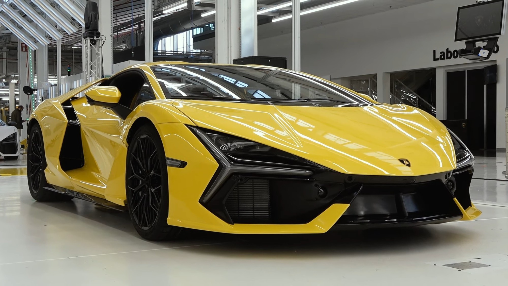 Lamborghini Revuelto vừa ra mắt đã cháy hàng 2 năm - Ảnh 3.