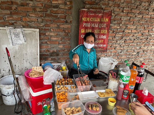 Hội đại gia “ngầm” khiến cư dân mạng trầm trồ: Cô bán xiên que đi châu Âu 5 tháng, chị bán xôi &quot;hành nghề&quot; bằng ô tô - Ảnh 1.