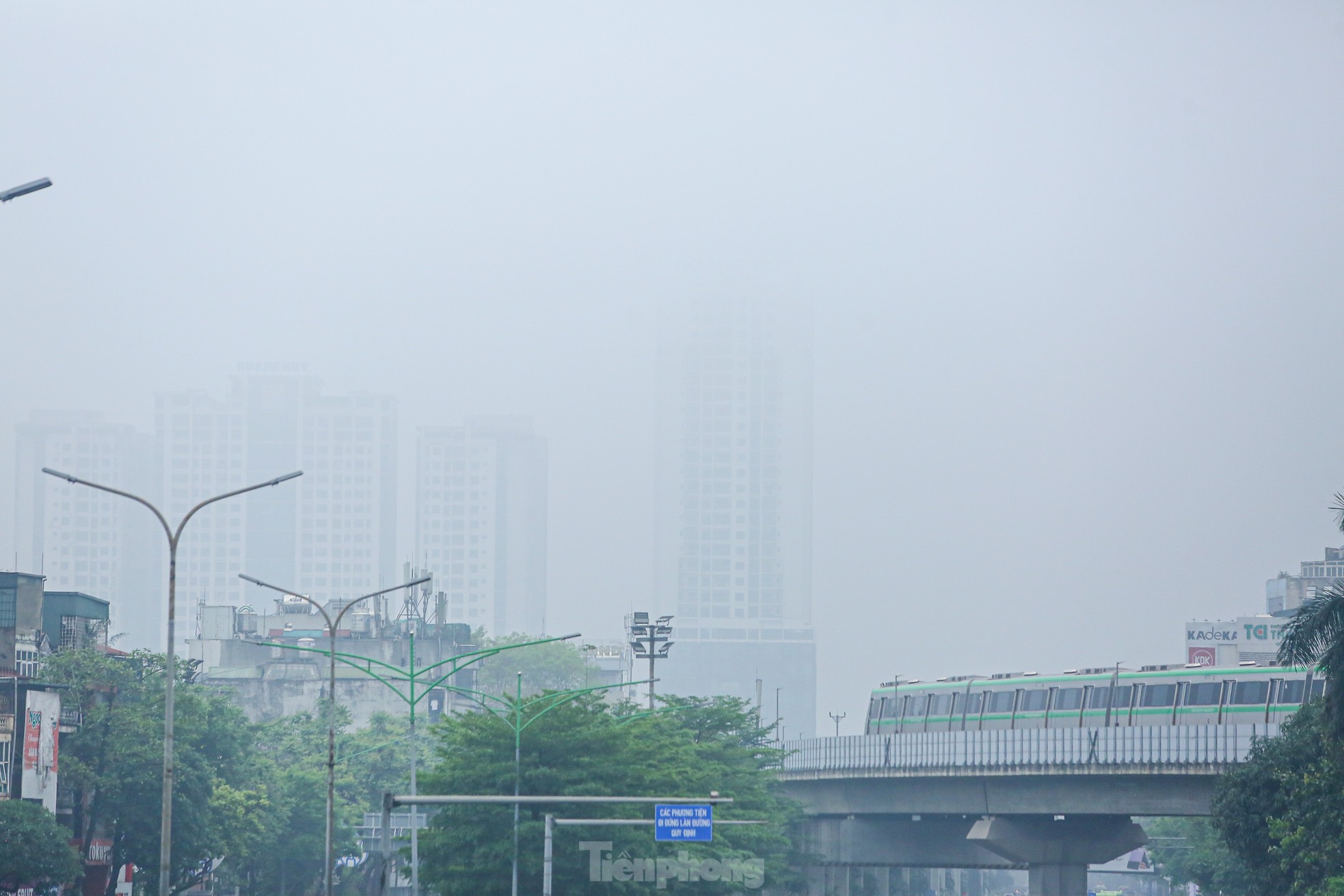 Người dân Thủ đô chật vật trong cảnh tắc đường với mưa phùn và sương mù - Ảnh 3.