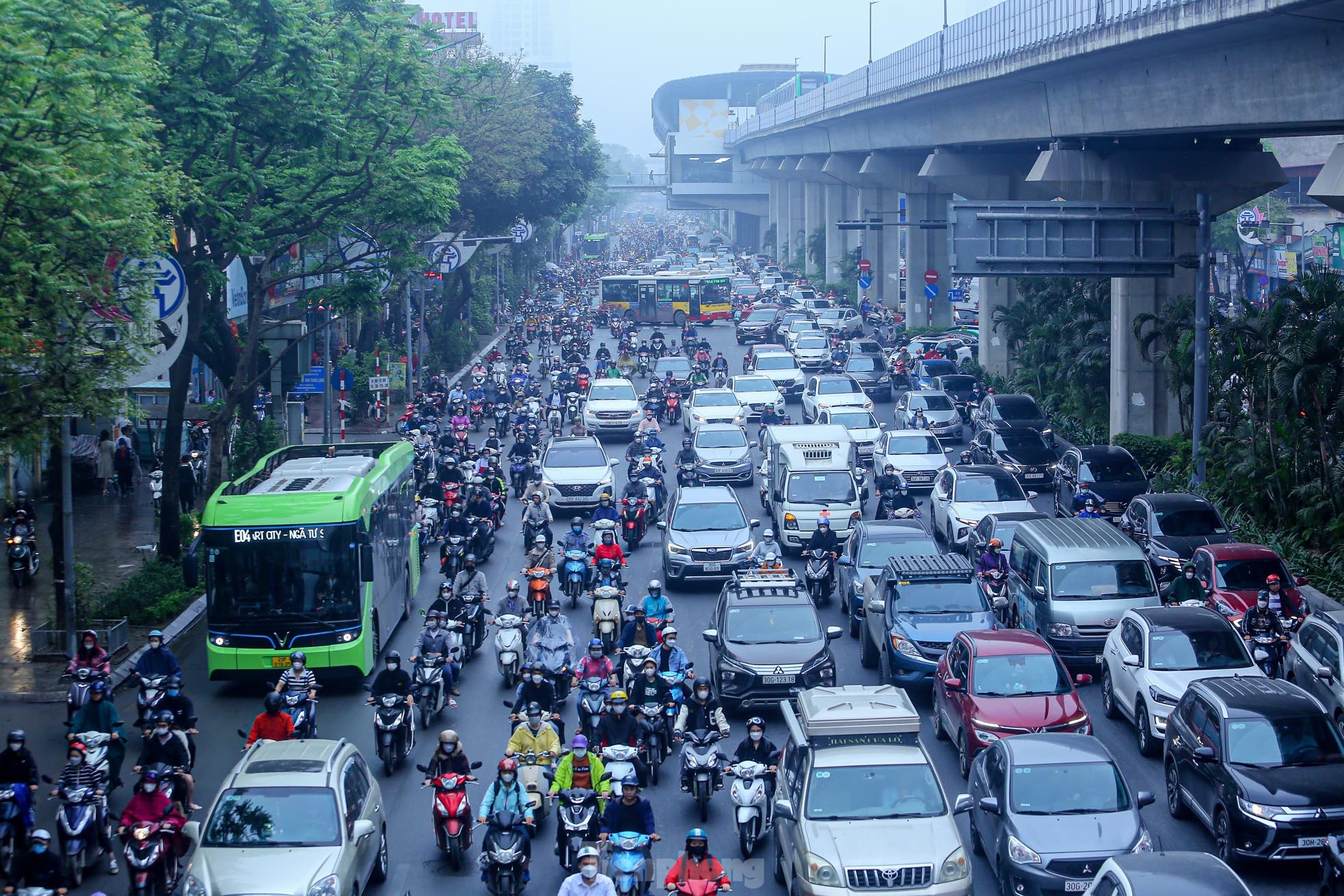 Người dân Thủ đô chật vật trong cảnh tắc đường với mưa phùn và sương mù - Ảnh 4.