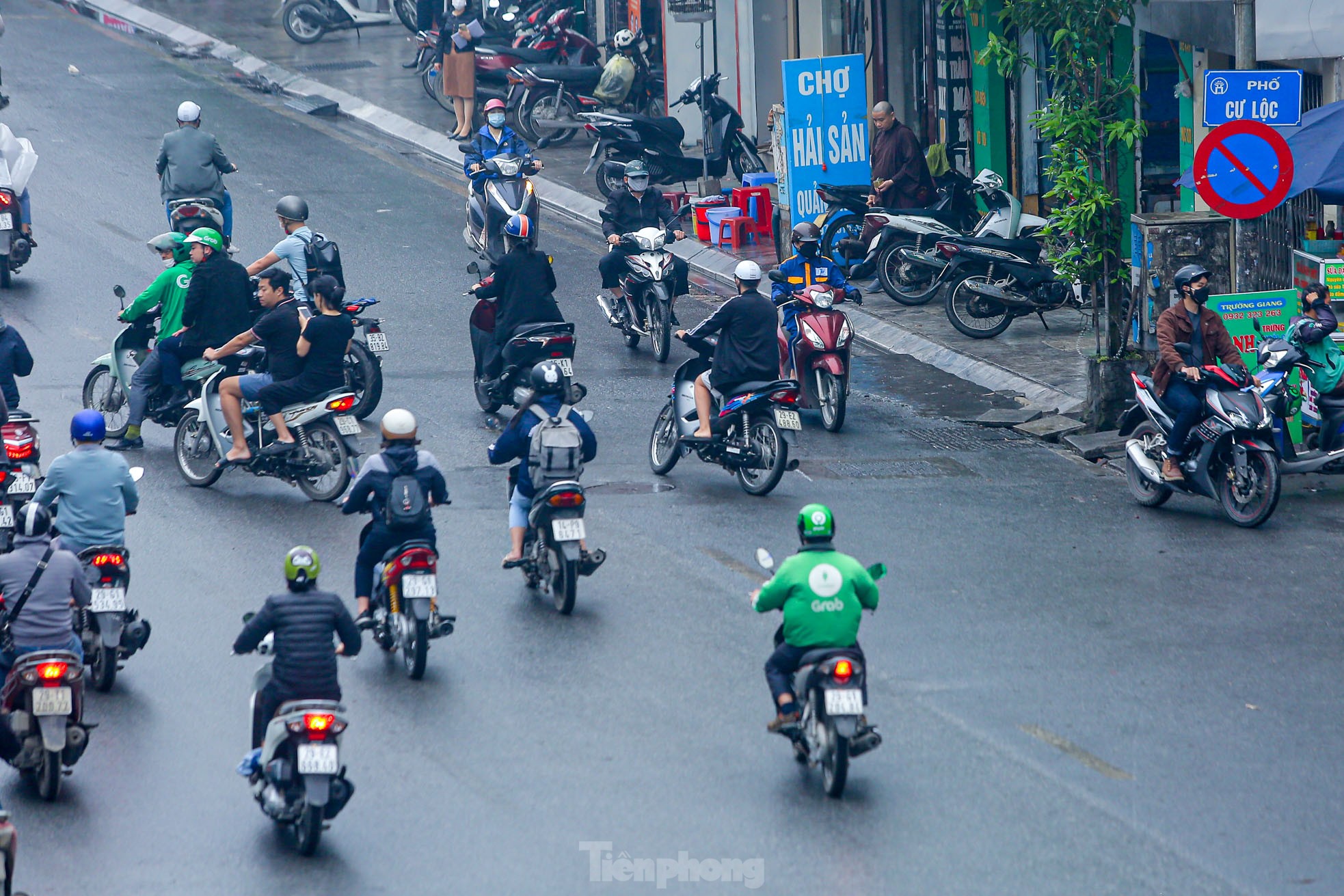 Người dân Thủ đô chật vật trong cảnh tắc đường với mưa phùn và sương mù - Ảnh 8.