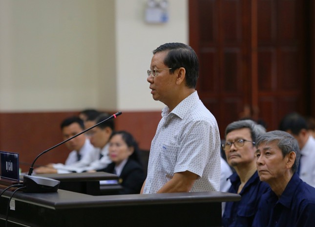 Phúc thẩm vụ bán rẻ đất công: Cựu phó Chánh Văn phòng Thành ủy TPHCM 'thoát' án tù giam - Ảnh 1.