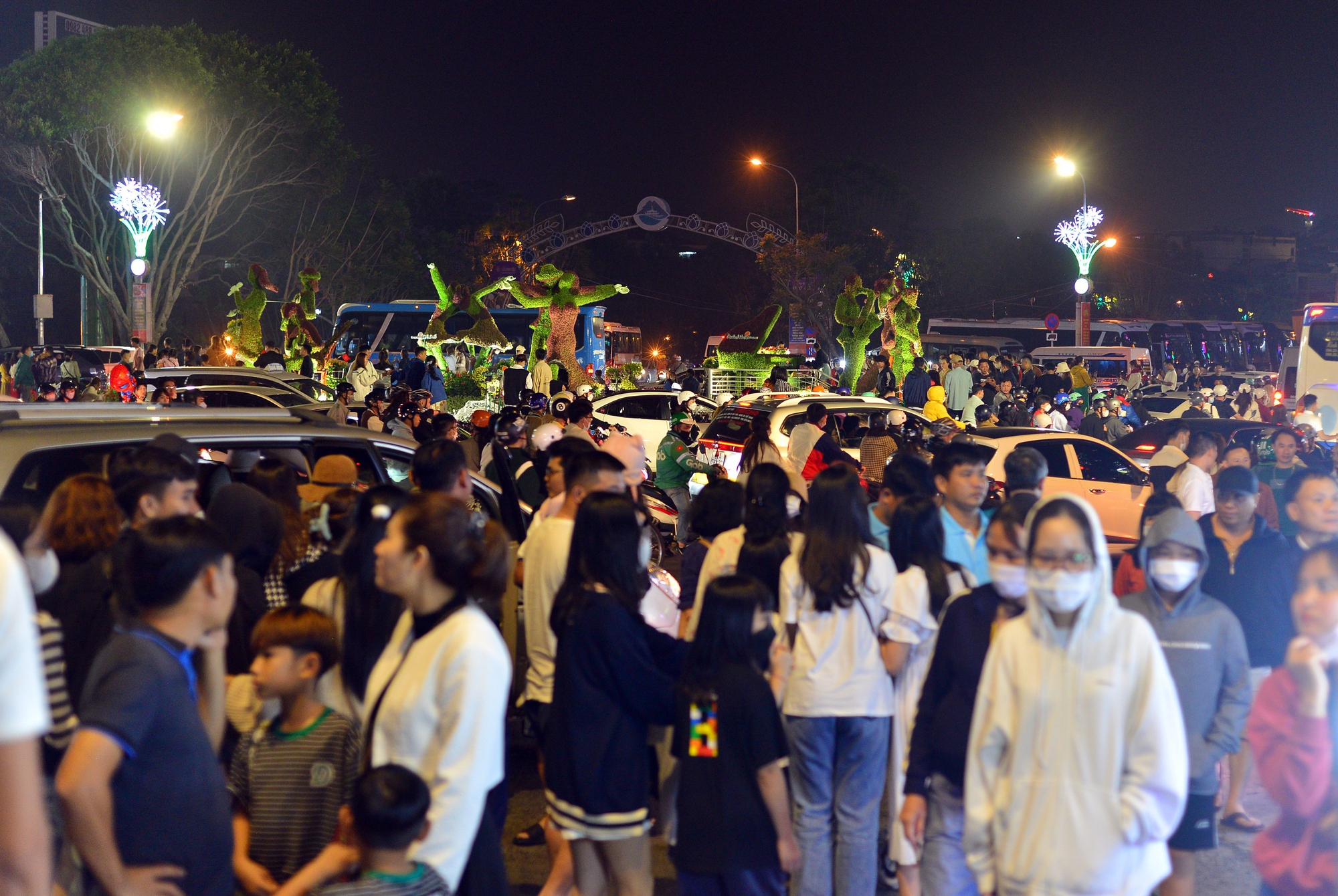 Chợ đêm Đà Lạt tràn ngập du khách chen chân ngày đầu nghỉ lễ 30-4 và 1-5 - Ảnh 1.