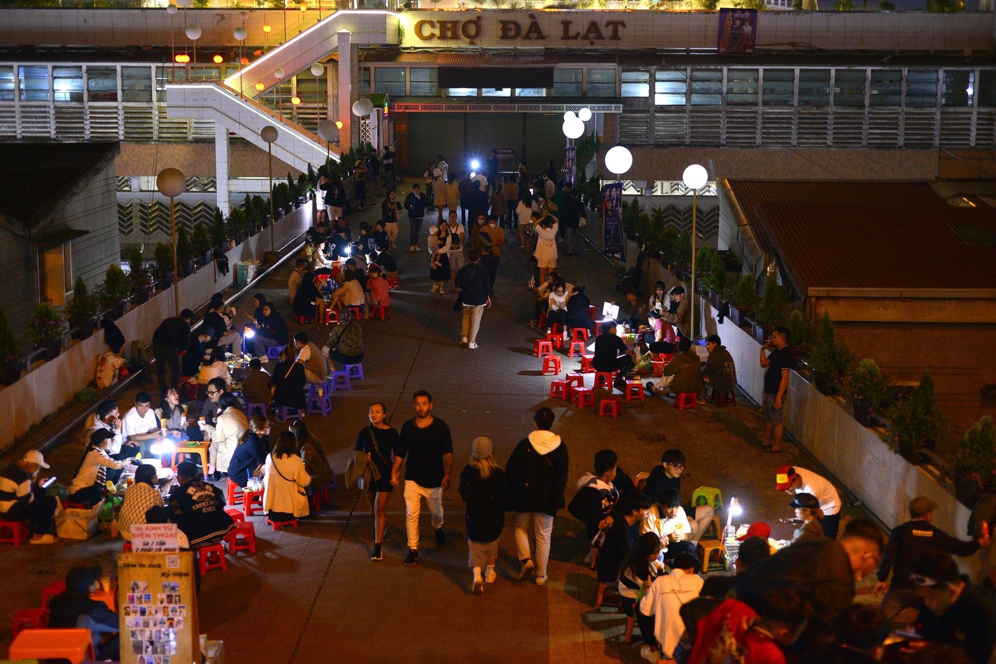 Chợ đêm Đà Lạt tràn ngập du khách chen chân ngày đầu nghỉ lễ 30-4 và 1-5 - Ảnh 12.