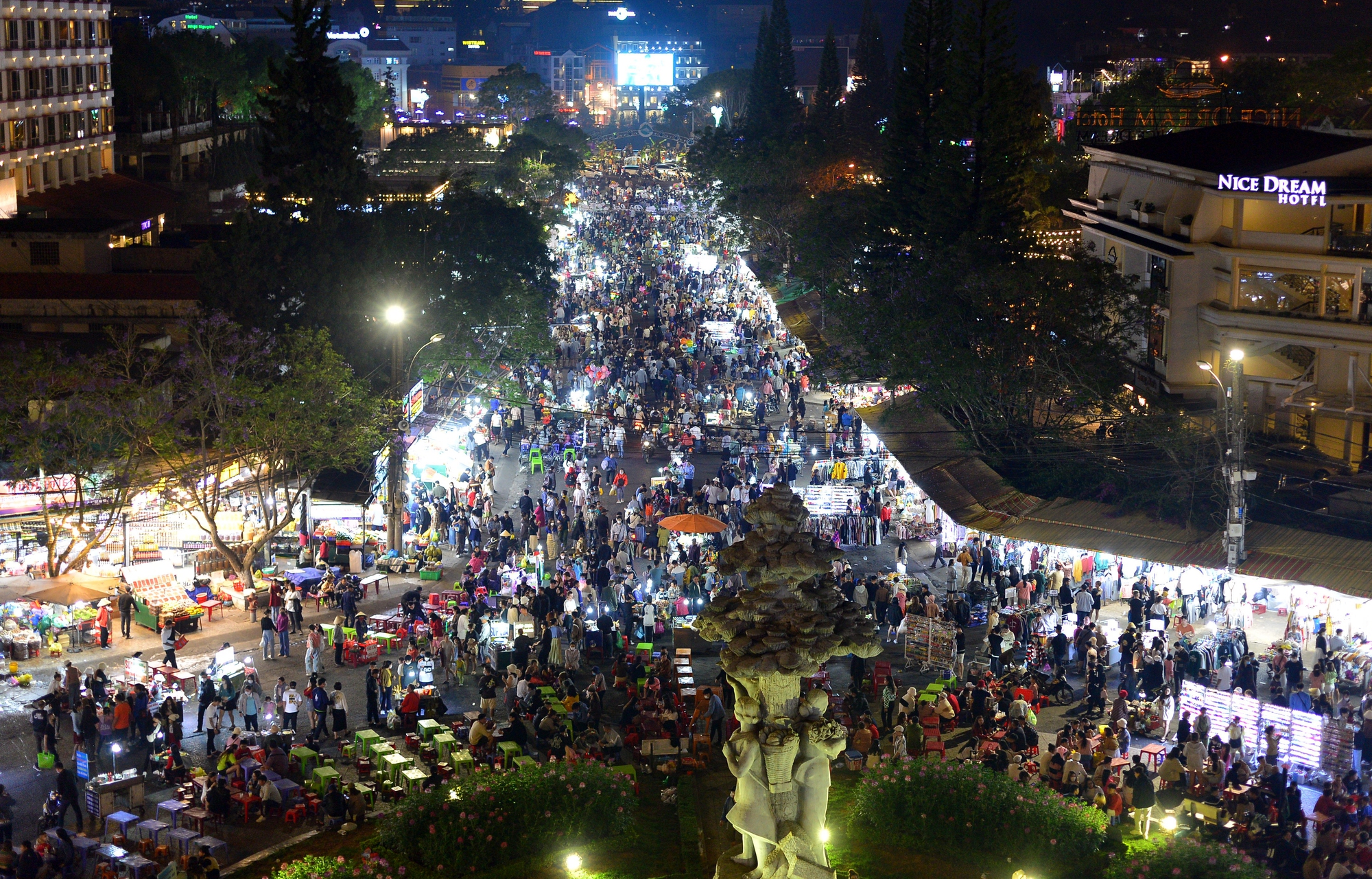 Chợ đêm Đà Lạt tràn ngập du khách chen chân ngày đầu nghỉ lễ 30-4 và 1-5 - Ảnh 3.