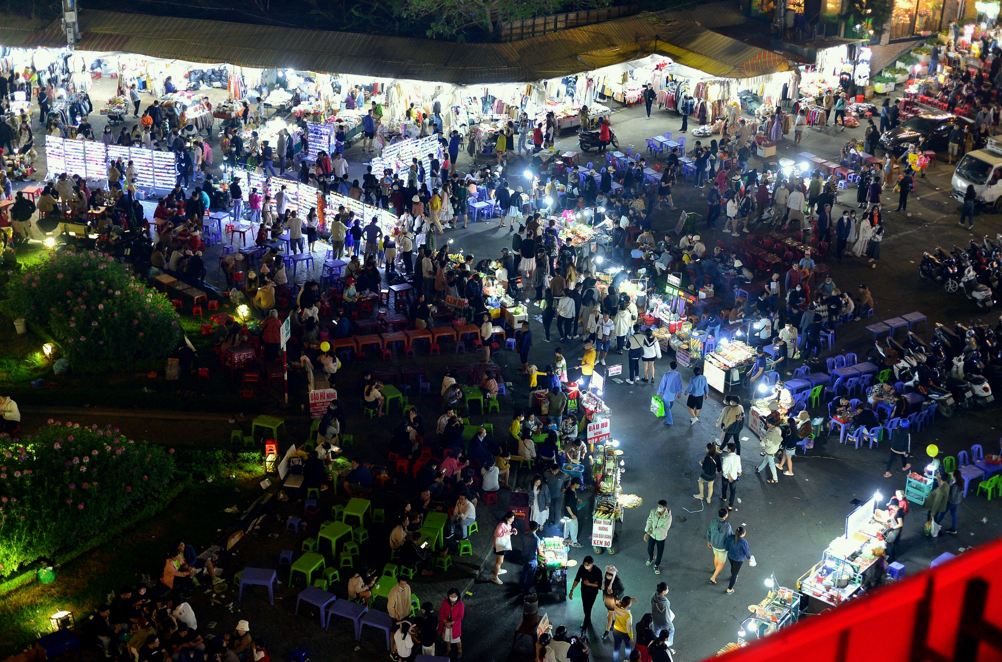 Chợ đêm Đà Lạt tràn ngập du khách chen chân ngày đầu nghỉ lễ 30-4 và 1-5 - Ảnh 4.