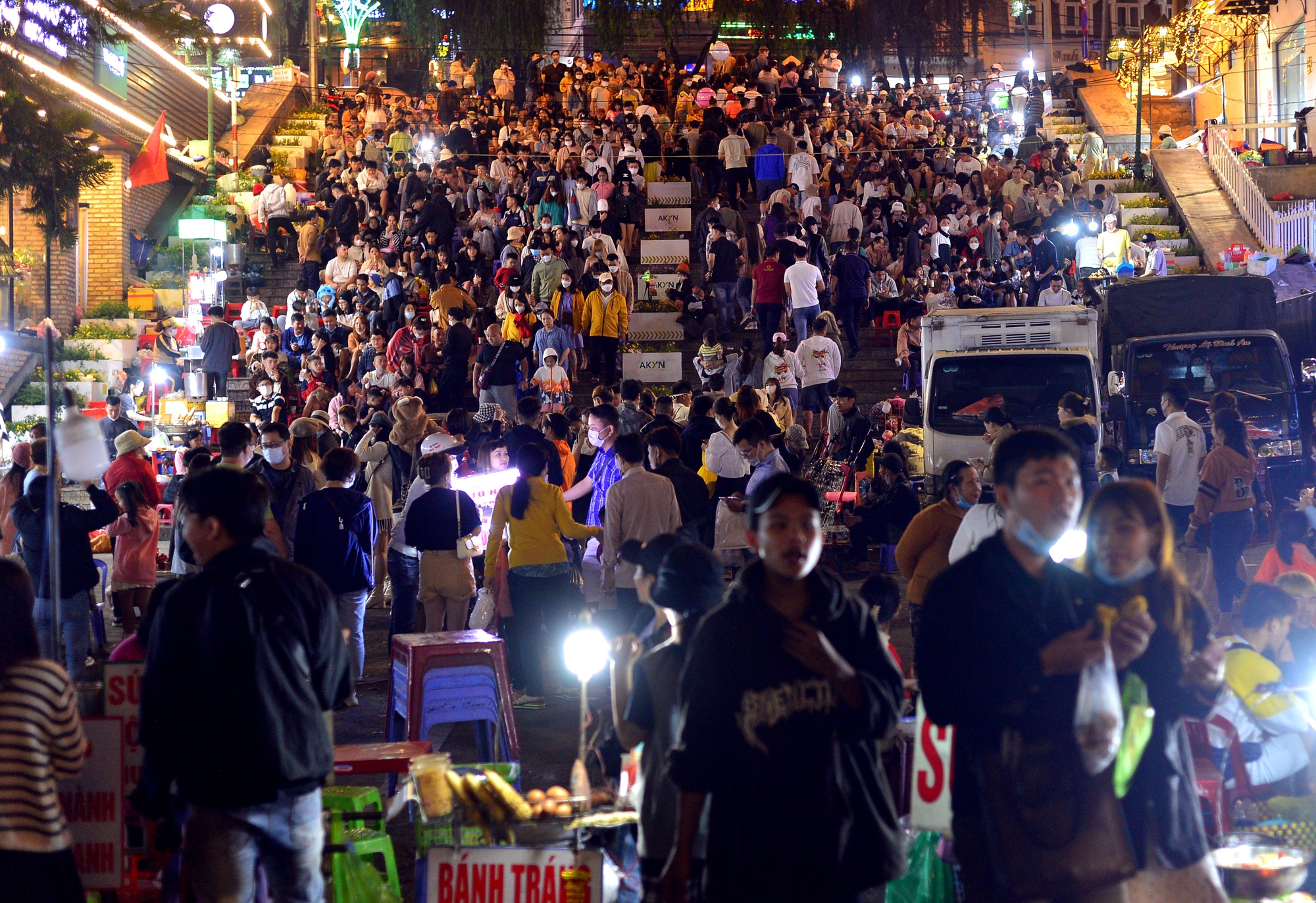 Chợ đêm Đà Lạt tràn ngập du khách chen chân ngày đầu nghỉ lễ 30-4 và 1-5 - Ảnh 6.