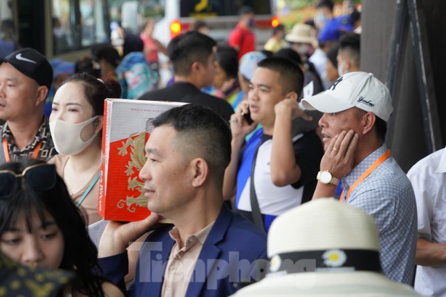 Nghẹt thở, chen chân mua vé du lịch vịnh Hạ Long - Ảnh 4.