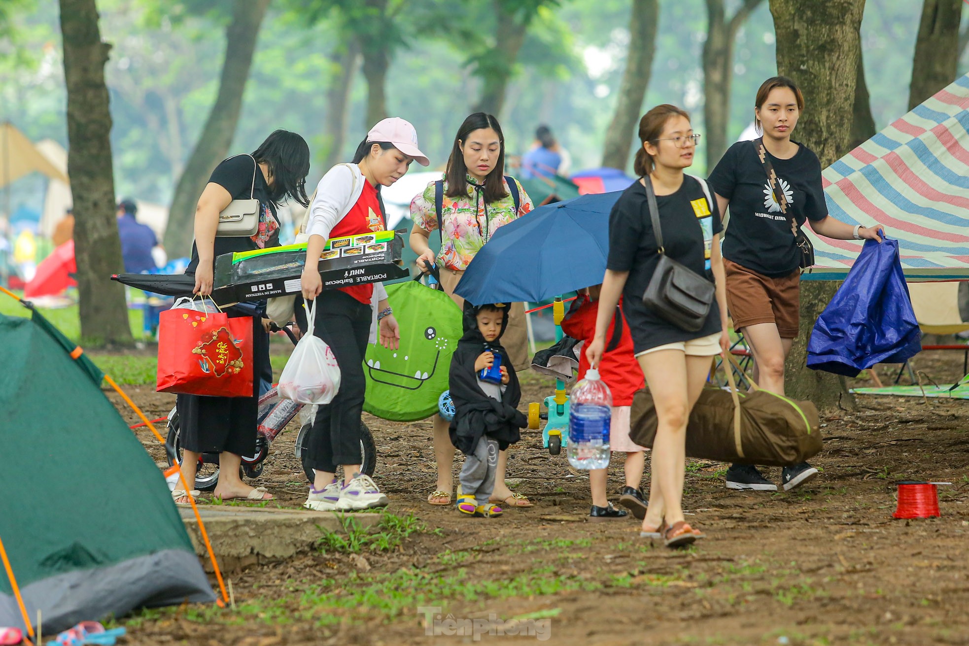 Hàng nghìn người đổ về công viên Yên Sở cắm trại trong ngày nghỉ lễ - Ảnh 1.