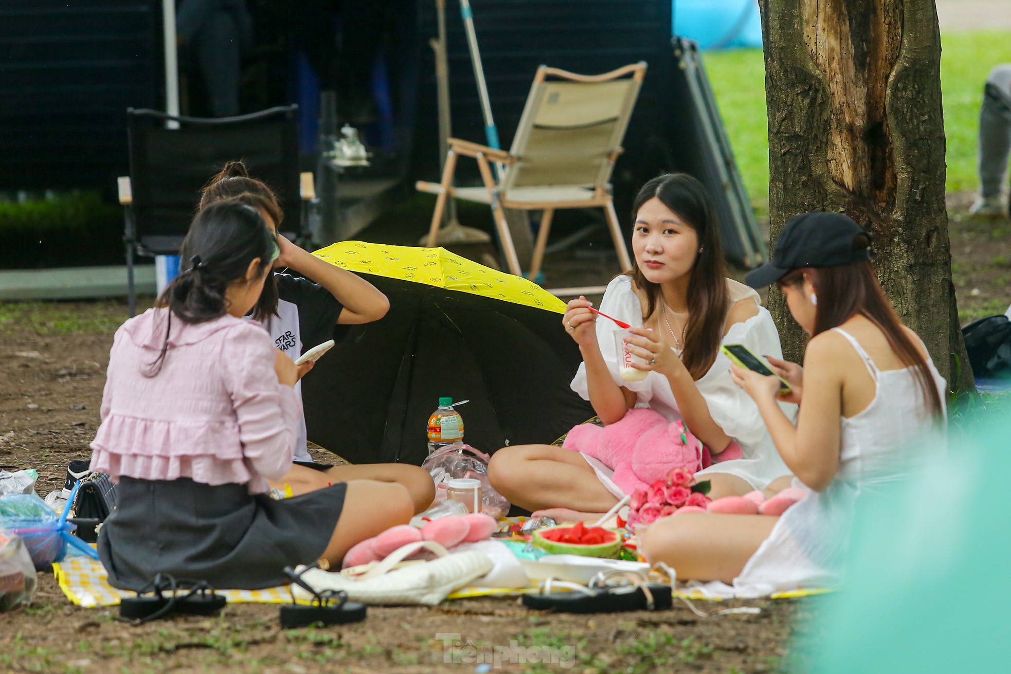 Hàng nghìn người đổ về công viên Yên Sở cắm trại trong ngày nghỉ lễ - Ảnh 9.