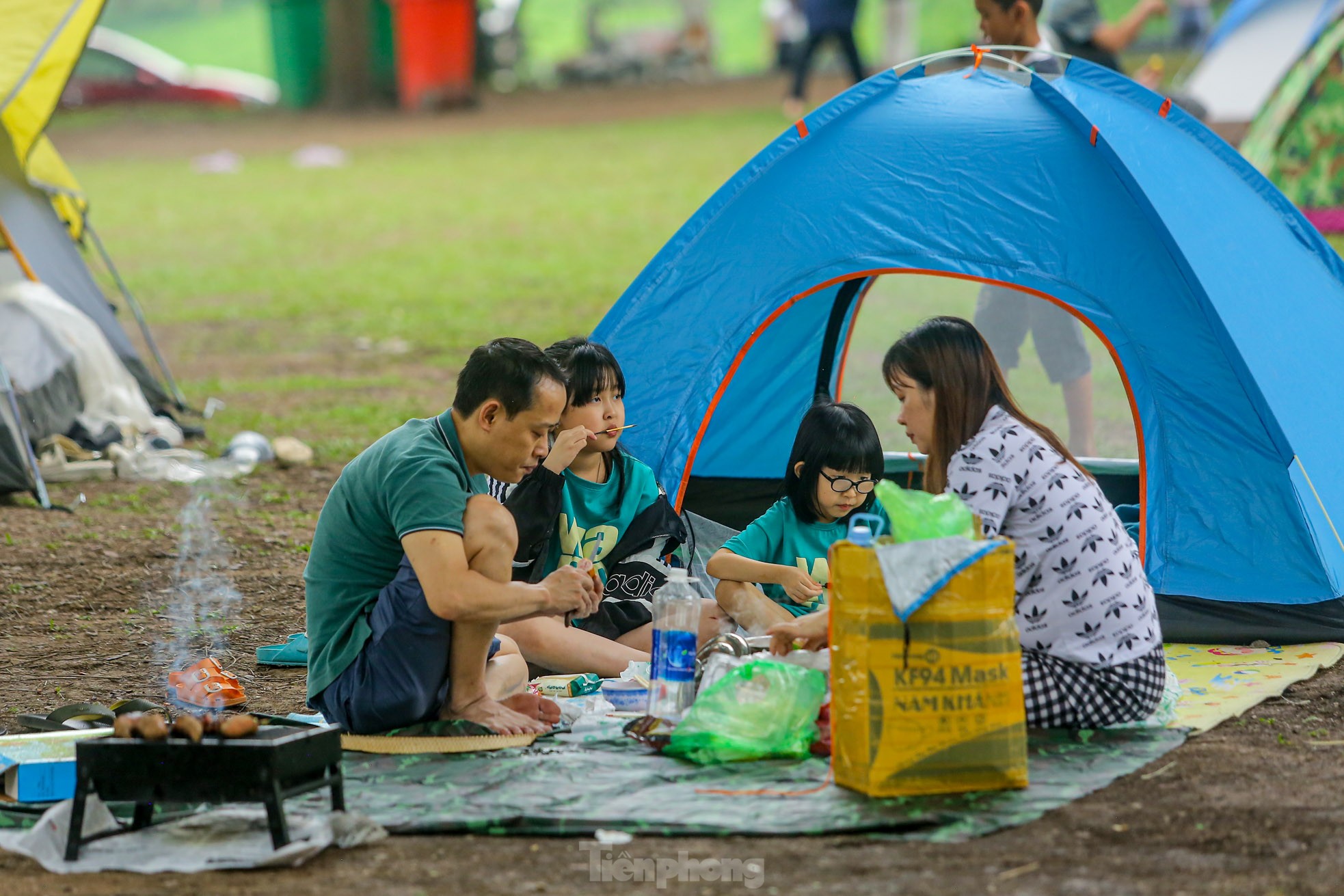 Hàng nghìn người đổ về công viên Yên Sở cắm trại trong ngày nghỉ lễ - Ảnh 11.