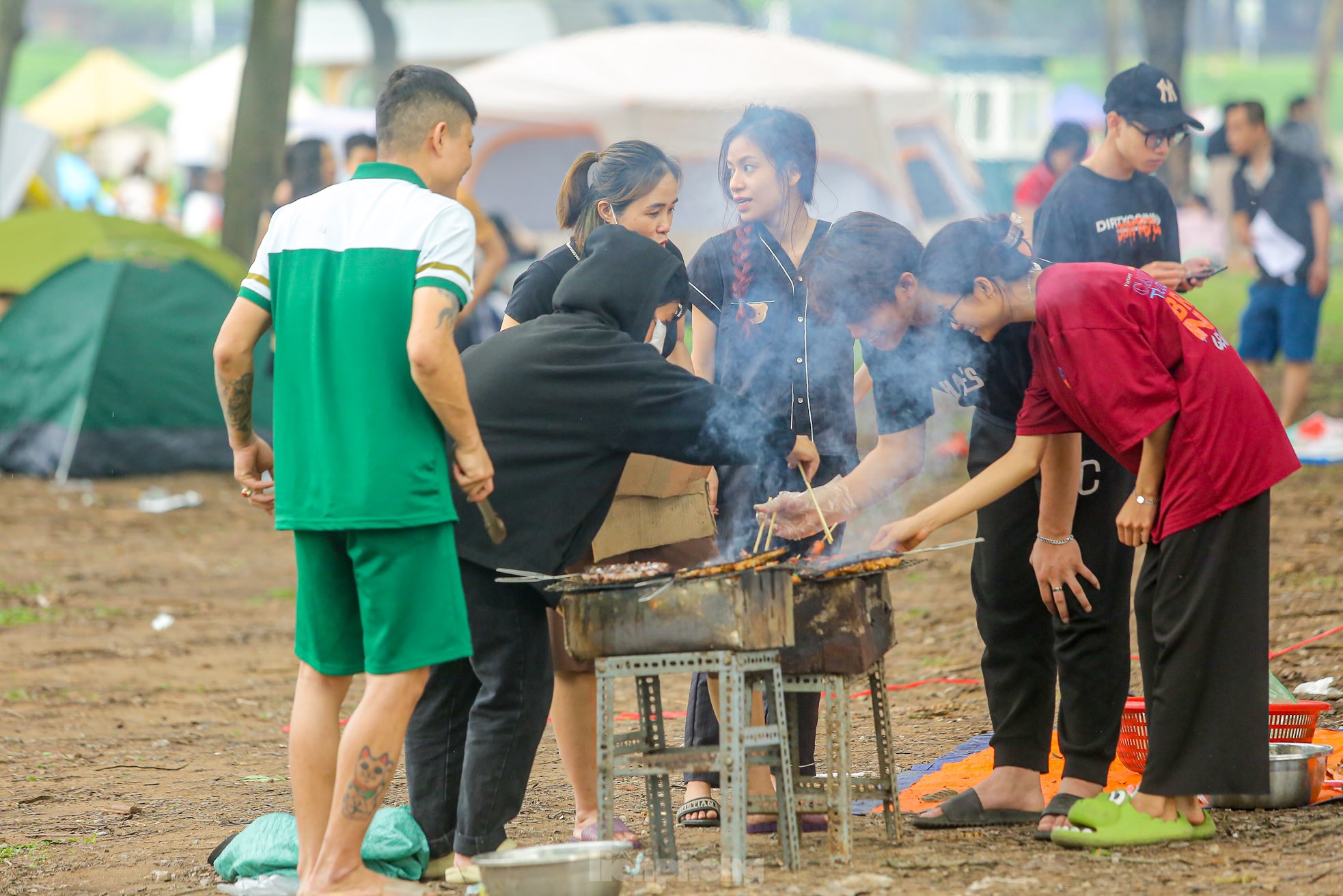 Hàng nghìn người đổ về công viên Yên Sở cắm trại trong ngày nghỉ lễ - Ảnh 12.