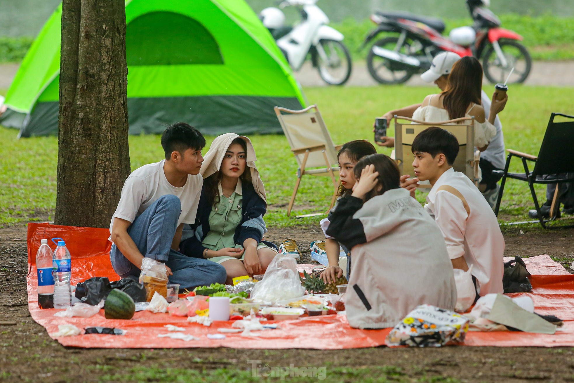 Hàng nghìn người đổ về công viên Yên Sở cắm trại trong ngày nghỉ lễ - Ảnh 14.