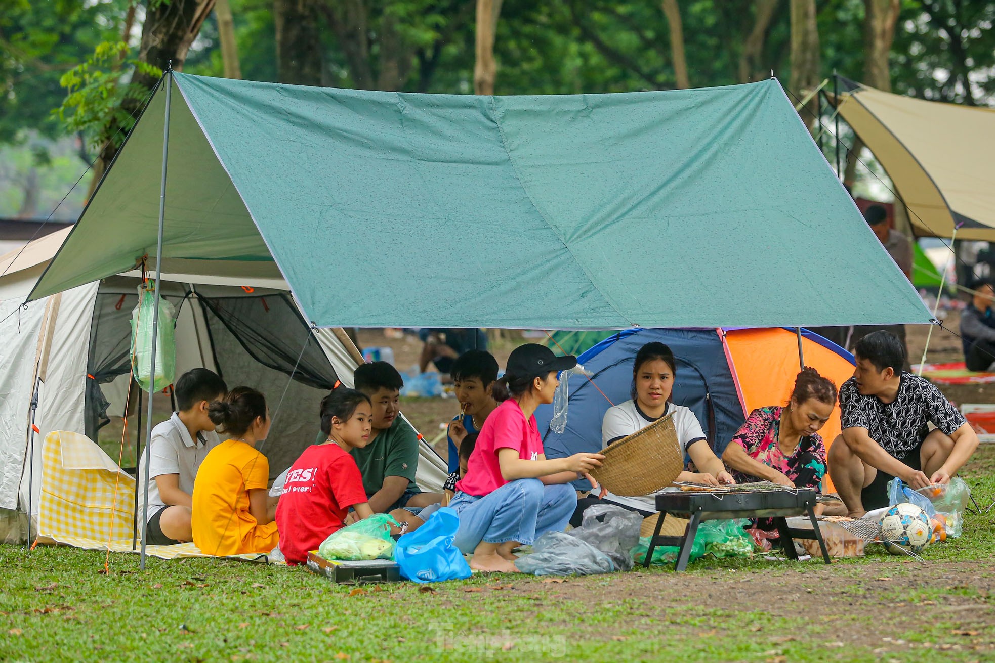 Hàng nghìn người đổ về công viên Yên Sở cắm trại trong ngày nghỉ lễ - Ảnh 15.