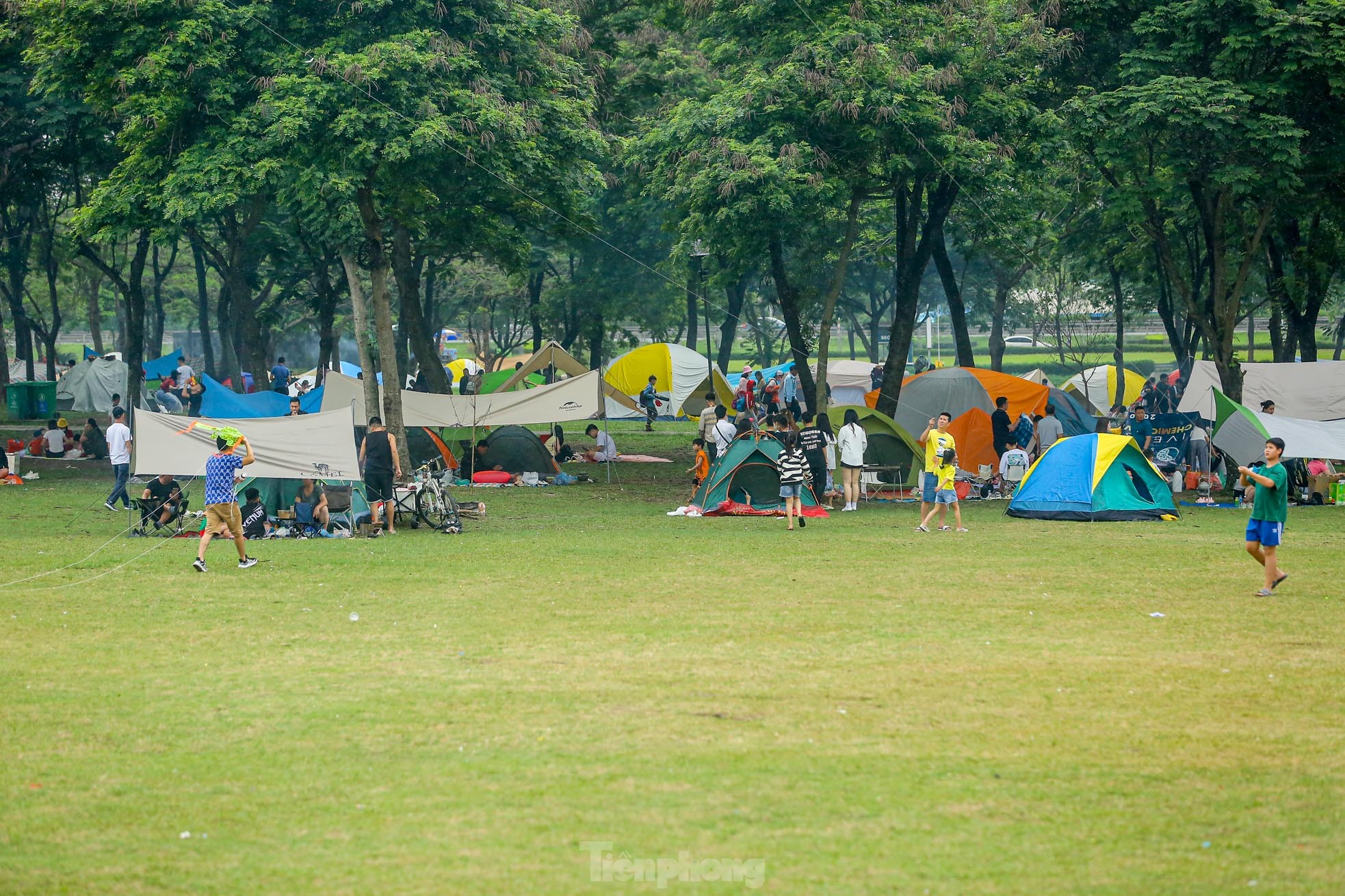 Hàng nghìn người đổ về công viên Yên Sở cắm trại trong ngày nghỉ lễ - Ảnh 2.
