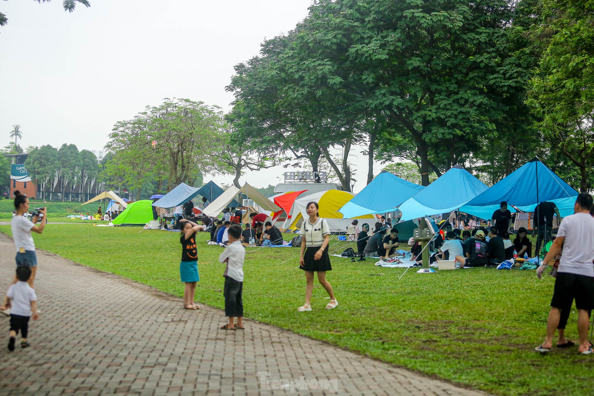 Hàng nghìn người đổ về công viên Yên Sở cắm trại trong ngày nghỉ lễ - Ảnh 3.