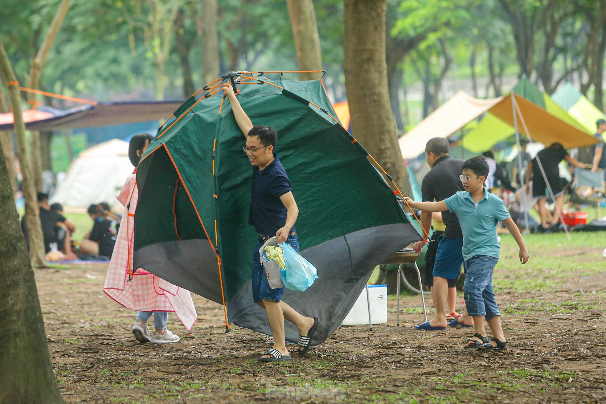 Hàng nghìn người đổ về công viên Yên Sở cắm trại trong ngày nghỉ lễ - Ảnh 5.