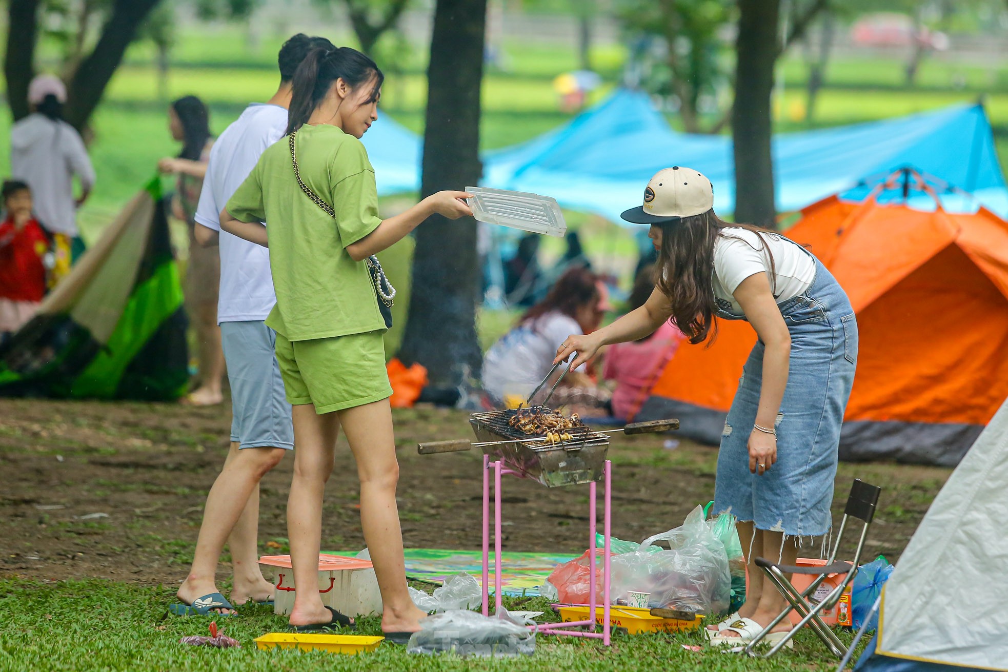 Hàng nghìn người đổ về công viên Yên Sở cắm trại trong ngày nghỉ lễ - Ảnh 8.