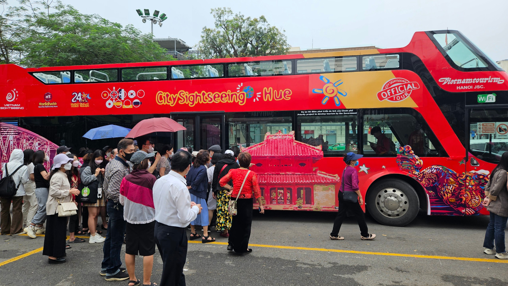 Xếp hàng cả tiếng đồng hồ chờ đi xe bus 2 tầng ở Hà Nội - Ảnh 5.