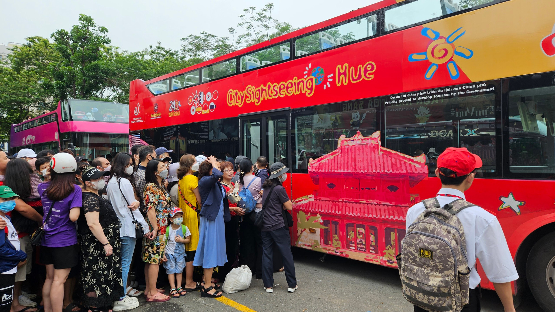Xếp hàng cả tiếng đồng hồ chờ đi xe bus 2 tầng ở Hà Nội - Ảnh 11.