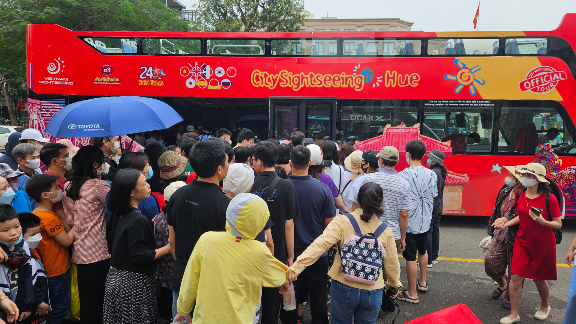 Xếp hàng cả tiếng đồng hồ chờ đi xe bus 2 tầng ở Hà Nội - Ảnh 7.
