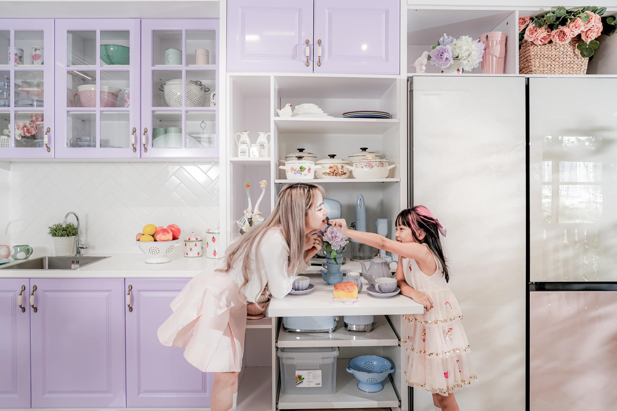 Góc bếp màu tím pastel trong ngôi nhà xanh lơ đẹp thơ mộng với đủ các thiết bị hiện đại của mẹ 3 con ở TP. HCM - Ảnh 2.