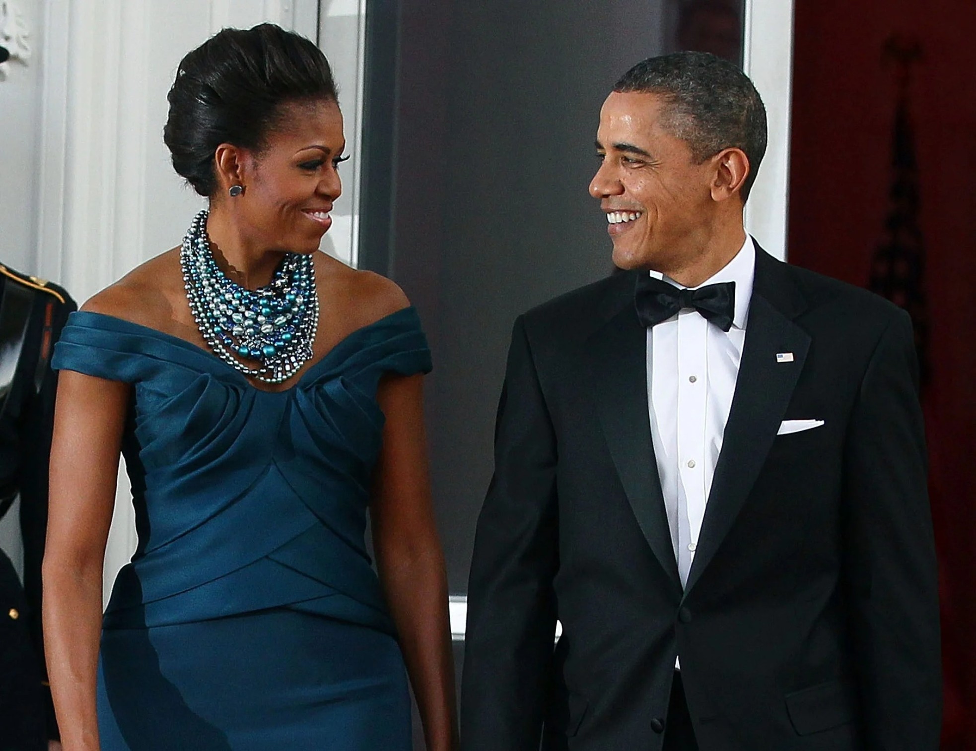 Vợ chồng ông Obama kiếm tiền bằng cách nào sau khi rời Nhà Trắng? - Ảnh 1.