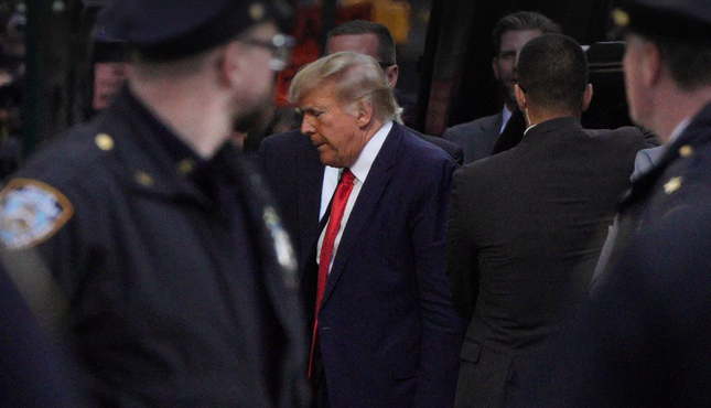 Hình ảnh cựu Tổng thống Mỹ Trump đến New York để chuẩn bị ra toà - Ảnh 1.