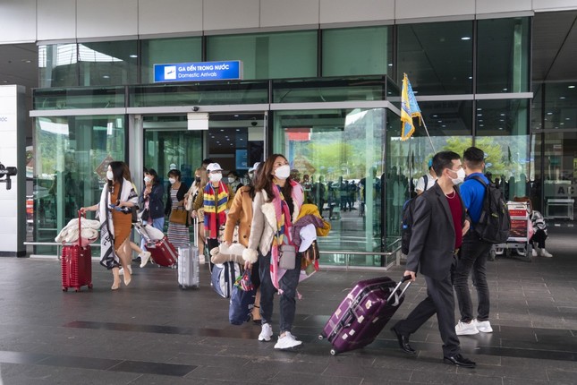 'Sốc' giá vé máy bay, du khách đến Phú Quốc giảm mạnh - Ảnh 2.