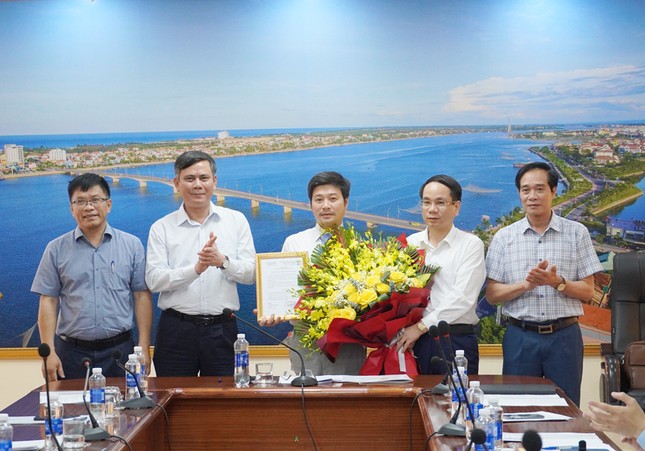 Bổ nhiệm Giám đốc Sở Xây dựng Quảng Bình thay người tiền nhiệm xin nghỉ hưu trước tuổi - Ảnh 1.