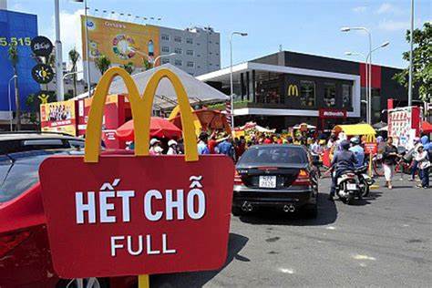 Con số &quot;ám ảnh&quot; trùng hợp giữa McDonald's và Starbucks tại thị trường Việt Nam: Mở 100 cửa hàng trong 10 năm - Ảnh 4.