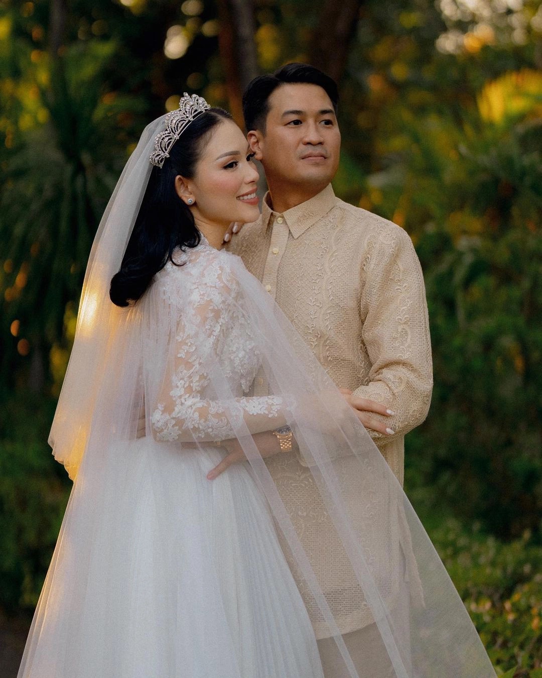 Phillip Nguyễn khui ảnh trước tiệc cưới ở TP.HCM, có hành động đáng chú ý với bà xã Linh Rin - Ảnh 5.