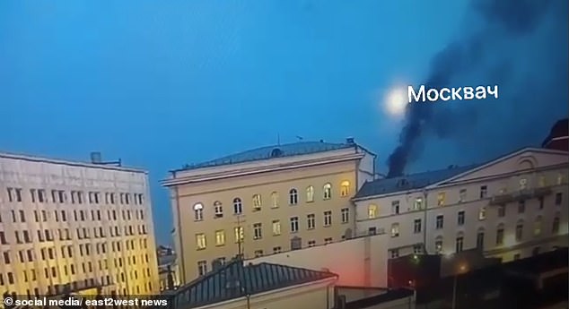 Truyền thông Nga: Cháy tại tòa nhà Bộ Quốc phòng ở Moscow - Ảnh 1.