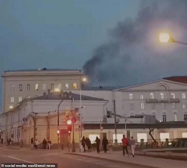 Truyền thông Nga: Cháy tại tòa nhà Bộ Quốc phòng ở Moscow - Ảnh 2.