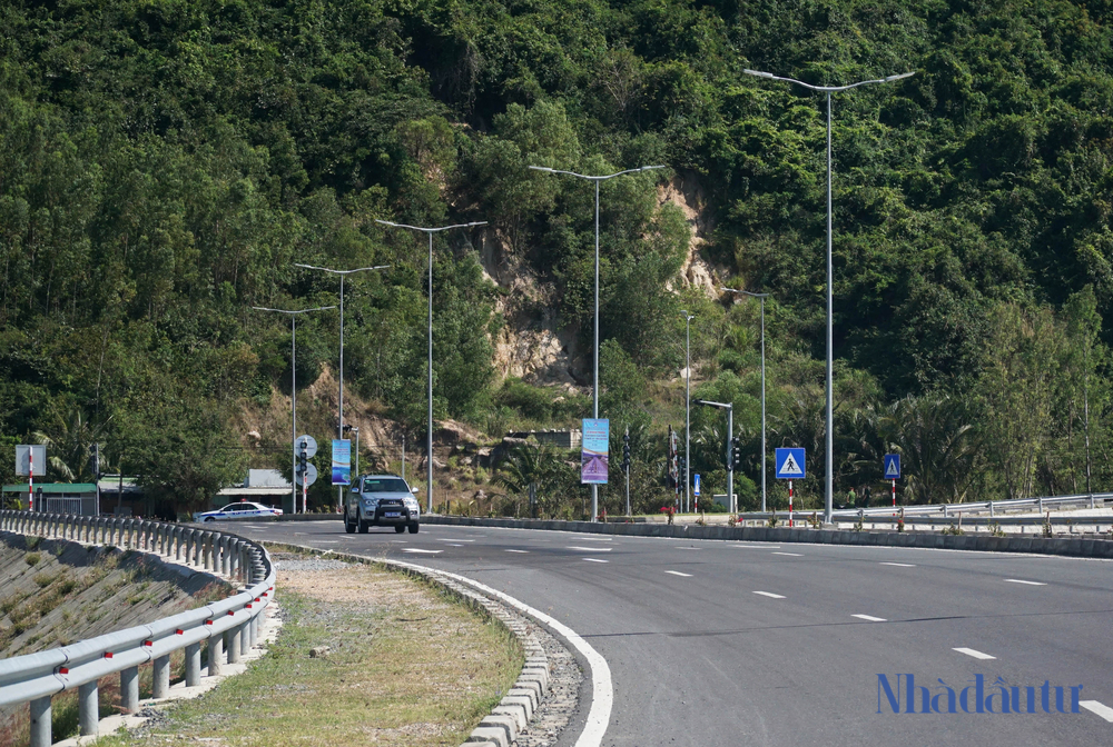 Cận cảnh tuyến đường gần 1.000 tỷ, cú hích thu hút đầu tư cho Khu kinh tế Vân Phong - Ảnh 2.